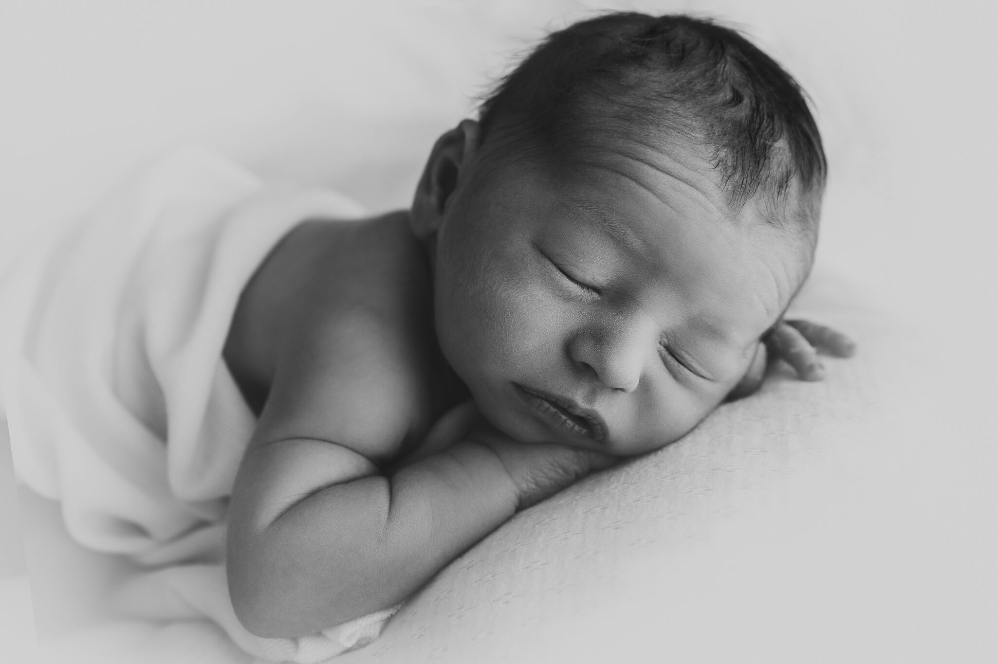 Jasmine Redmann - Fotoatelier Flensburg - Newborn Fotoshooting - Emotionale Neugeborenenfotografie Schleswig Holstein