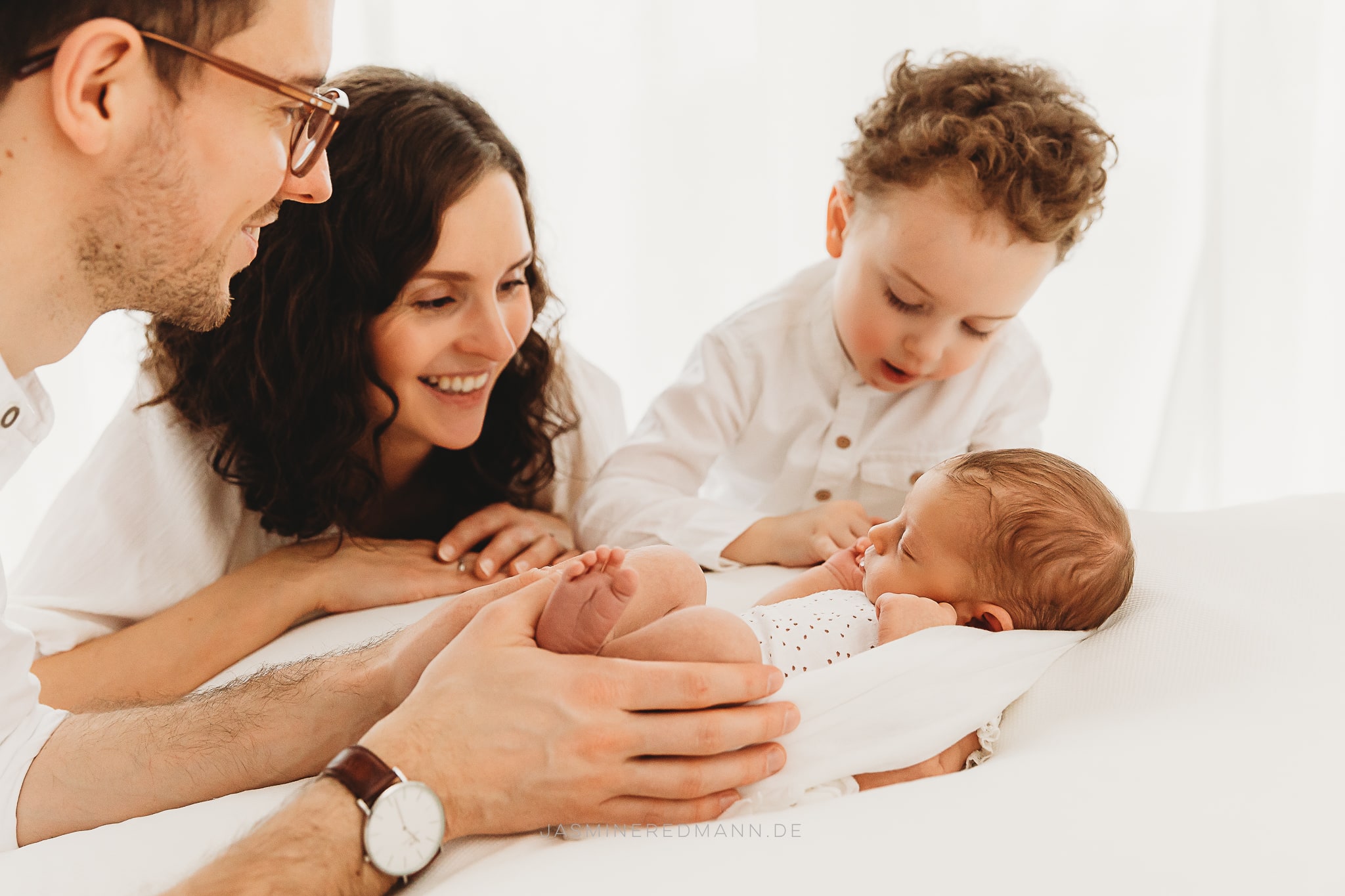 Familienfotoshooting Geschwistershooting Schleswig-Holstein - Familienfotografie Jasmine Redmann - Tageslichtatelier in Harrislee bei Flensburg mit Neugeborenen und Geschwistern - Familienfotografin Schleswig-Holstein, Husum, Föhr, Sylt