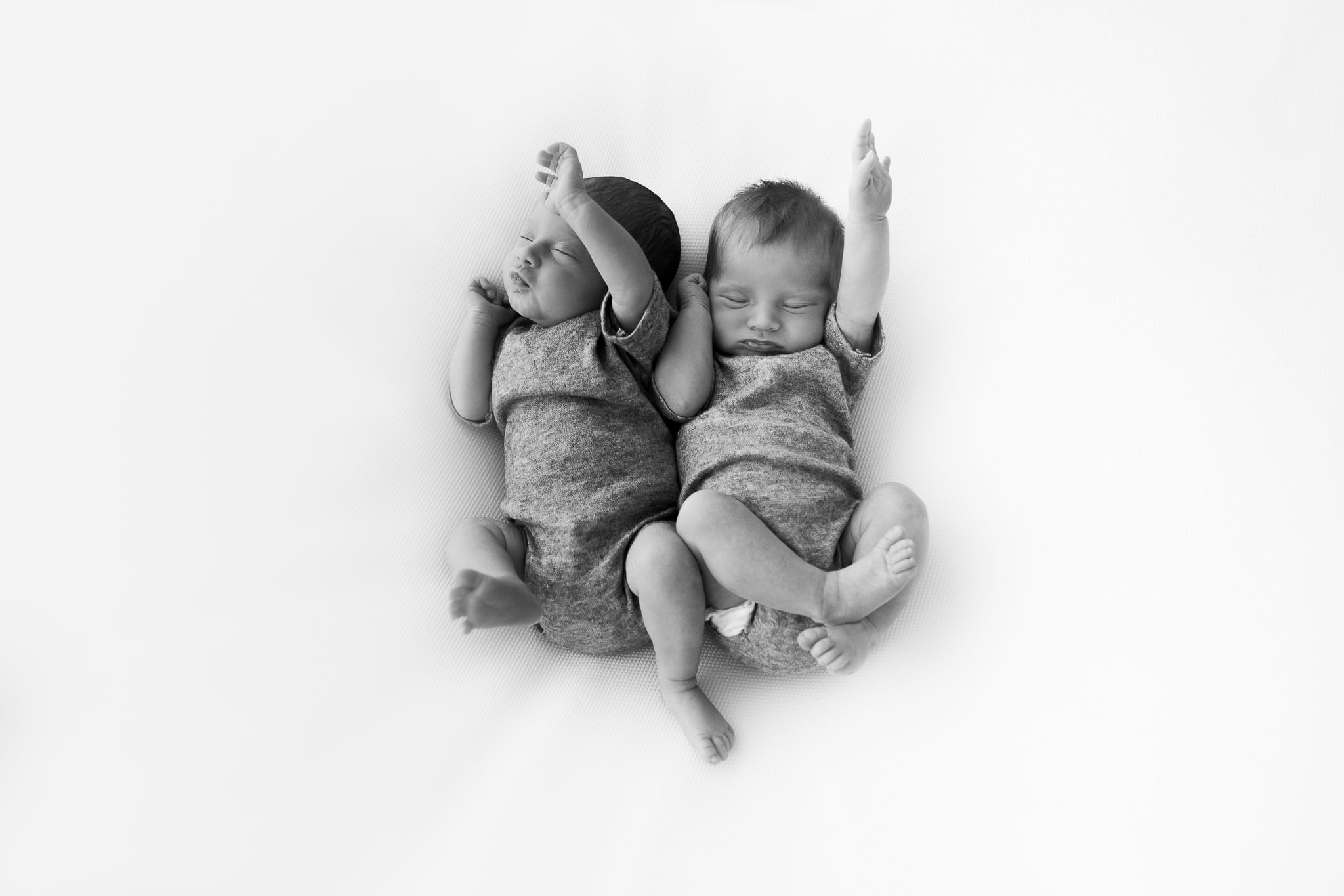 r Jasmine Redmann - Fotoatelier Flensburg - Newborn Fotoshooting - Emotionale Neugeborenenfotografie Schleswig Holstein