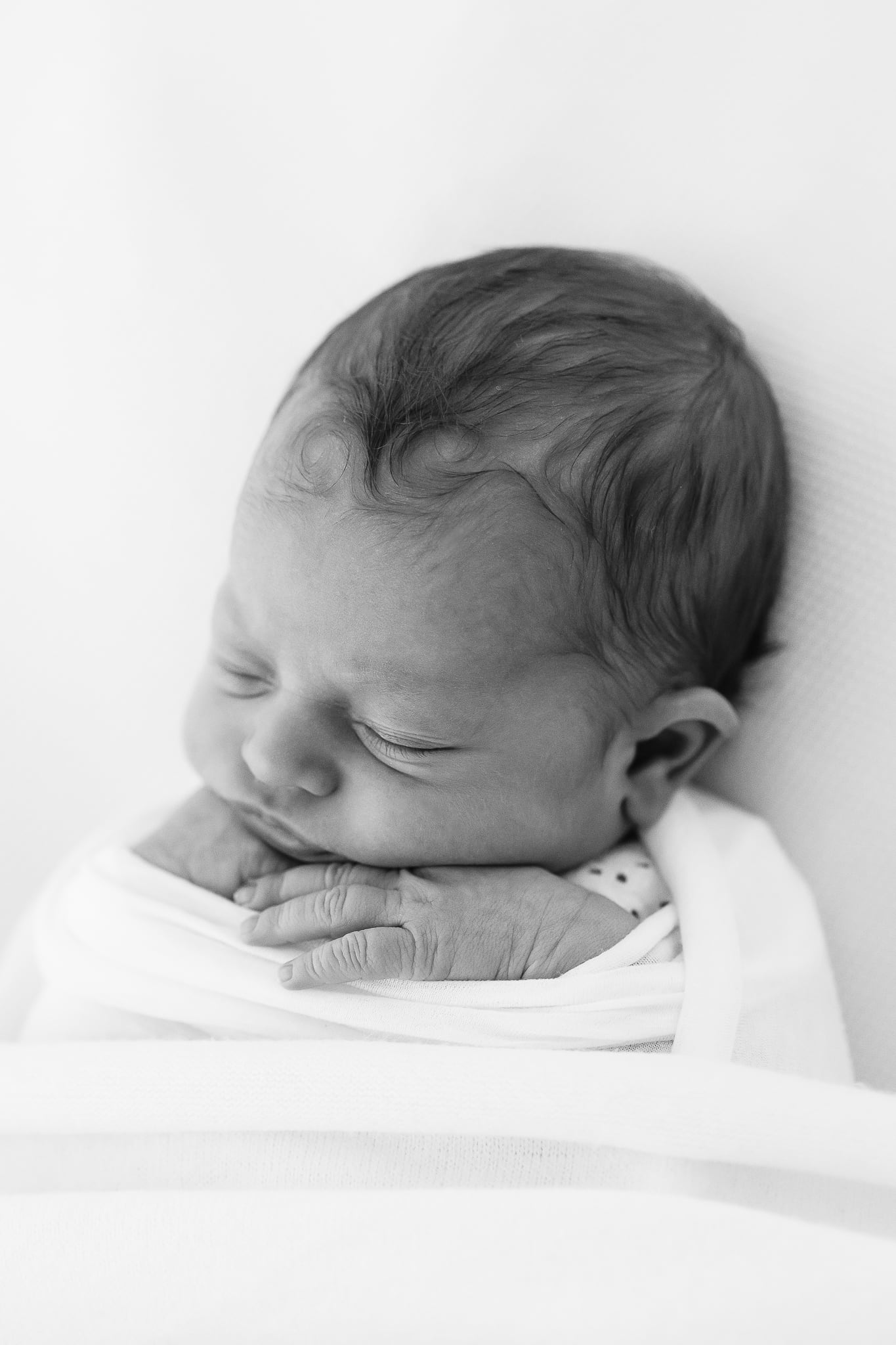 r Jasmine Redmann - Fotoatelier Flensburg - Newborn Fotoshooting - Emotionale Neugeborenenfotografie Schleswig Holstein