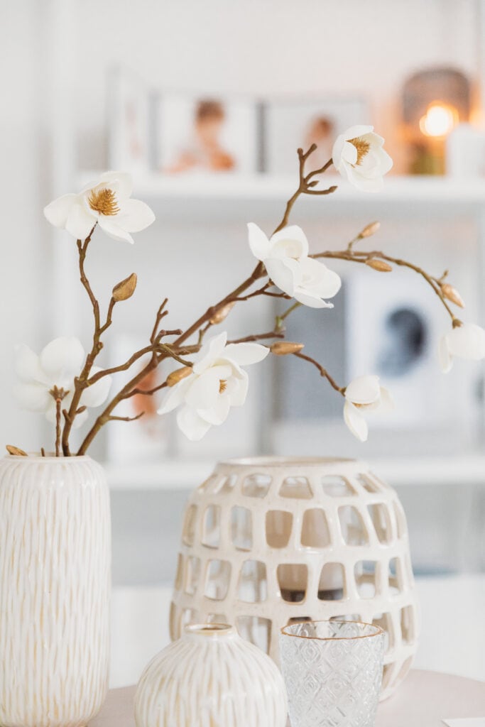 Sanfte Texturen, gedeckte Farben und bewusstes Licht – eine Szene aus dem Fotostudio Flensburg Harrislee, fotografiert vor einem Shooting - Jasmine Redmann - Fotoatelier Flensburg - Familienfotografie Schleswig Holstein