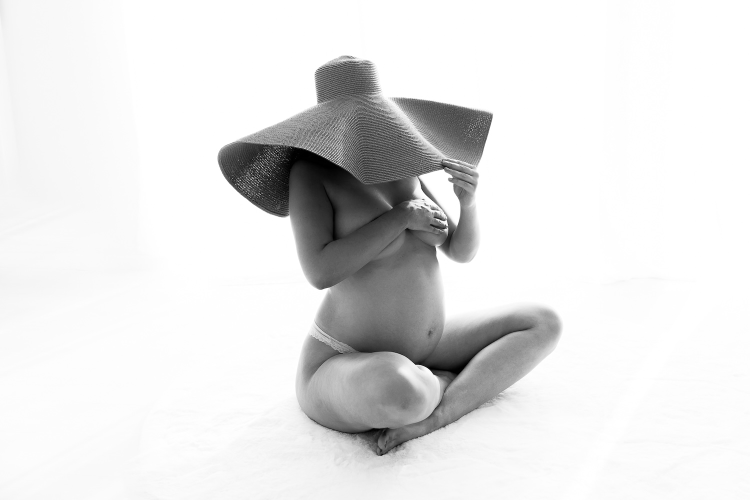 Jasmine Redmann - Fotoatelier Flensburg - Schwangerschaftsfotografie Schleswig-Holstein mit stilvollen Accessoires
