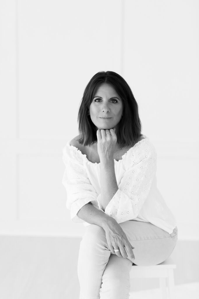Die Fotografin Jasmine Redmann, bekannt für natürliche Baby- und Familienfotografie in Flensburg und Umgebung, bei einem Shooting im Atelier - Fotostudio Flensburg Harrislee- Jasmine Redmann - Fotoatelier Flensburg - Familienfotografie Schleswig Holstein
