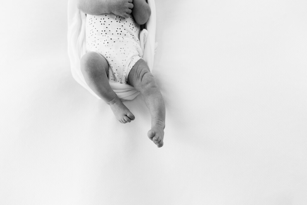 Detailfotografie Neugeborenenfotos - Jasmine Redmann - Fotoatelier Flensburg - Newborn Fotoshooting - Emotionale Neugeborenenfotografie Schleswig Holstein