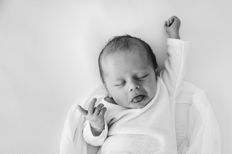 Jasmine Redmann - Fotoatelier Flensburg - Newborn Fotoshooting - Emotionale Neugeborenenfotografie Schleswig Holstein