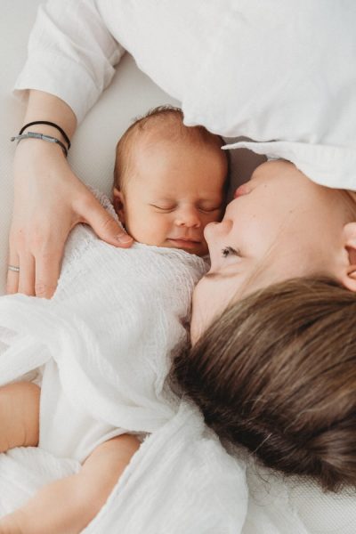 Tageslicht Fotoatelier Jasmine Redmann - Fotoatelier Flensburg - Newborn Fotoshooting mit Mama und Papa - Emotionale Neugeborenenfotografie Schleswig Holstein, Flensburg, Glücksburg, Handewitt, Wees, Tarp, Großenwiehe, Satrup, Langballig, Schafflund, Husby, Husum, Schleswig, Kiel – und sogar von Föhr, Sylt, Hamburg und aus Dänemark